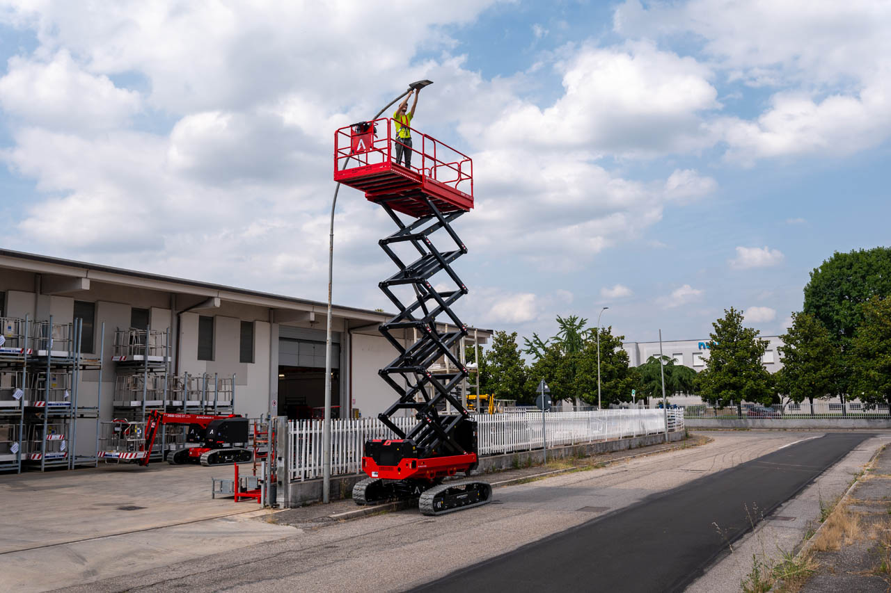 1490 Evo Scissor Lift — Monitor